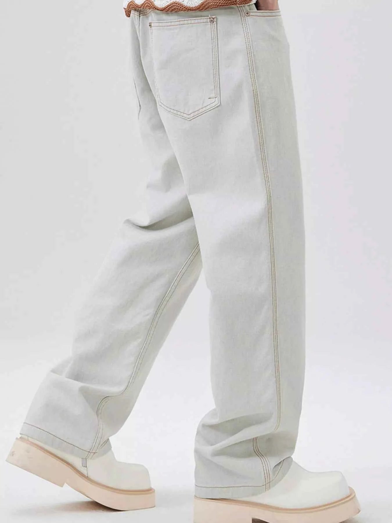 LIGHT WASH RELAXED FIT JEANS – PLUS FIT